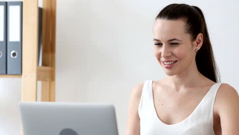 Online-VIdeo-Chat-on-Laptop-by-Woman-at-Work-in-Office