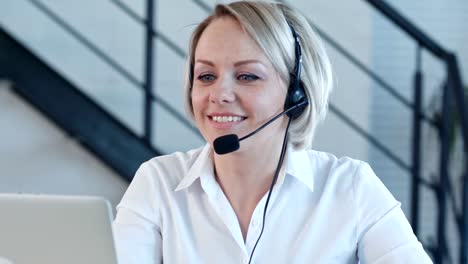 Attraktive-junge-Mitarbeiter-in-einem-Callcenter