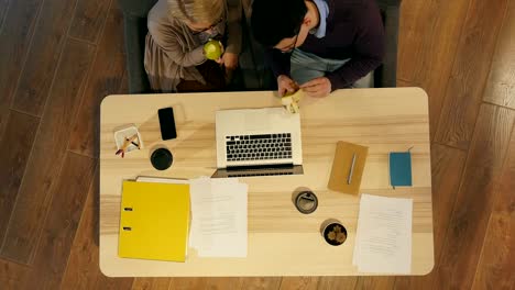 Arbeitnehmer-genießen-Mittagessen-Pause-im-Büro