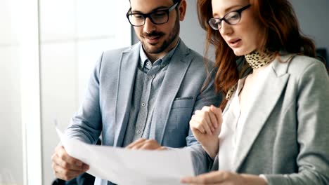 Business-people-working-at-modern-business-office