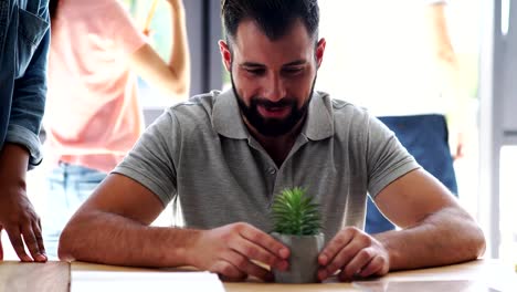 Cheerful-bearded-man-talking-with-his-colleague-in-the-office