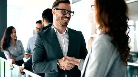 Día-ocasional-de-la-gente-de-negocios-en-la-oficina-de-negocios