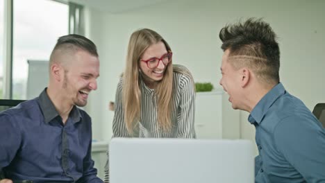 Personen-Gruppe-mit-Laptop-im-modernen-Startup-Büro