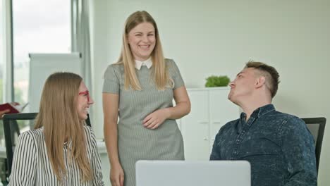 Zwei-Männer-arbeiten-auf-einem-Laptop