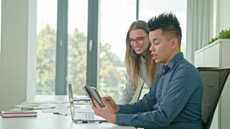 Zwei-Menschen-diskutieren-Ideen-mit-Digital-Tablette