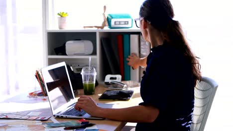 Female-executive-working-at-her-desk-in-office-4k