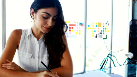 Ejecutivo-mujer-sonriente-en-el-escritorio-en-la-oficina-4k