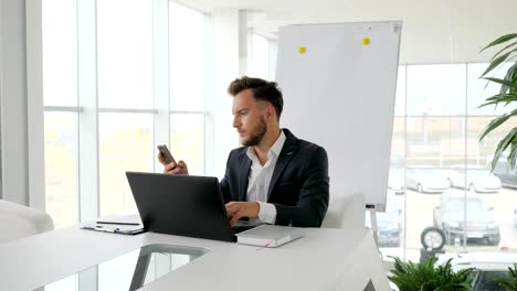 Ernst-Kaufmann-arbeitet-am-Laptop-im-Internet-im-Sitzungssaal,-Business-executive-Vortrag-über-Mobile-am-Arbeitsplatz