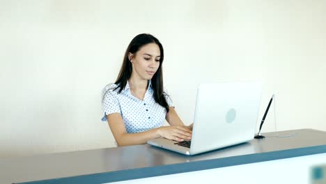Junge-Frau,-die-auf-einem-computer