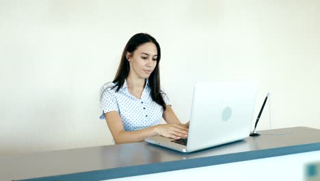 Mujer-joven-trabajando-en-una-computadora