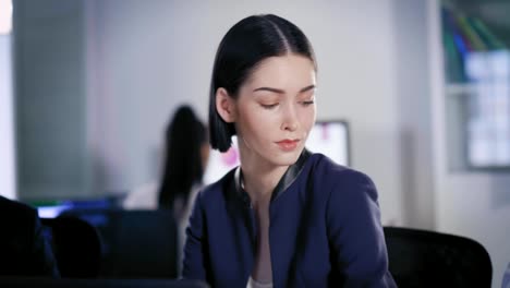 Portrait-of-successful-and-fashion-businesswoman-working-at-office-.-Close-up