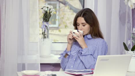 Stilvolle-Frau-trinkt-Kaffee-in-der-pause