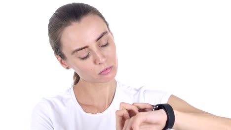 Applying-WomanUsing-Smartwatch-für-Surfen,-weißer-Hintergrund