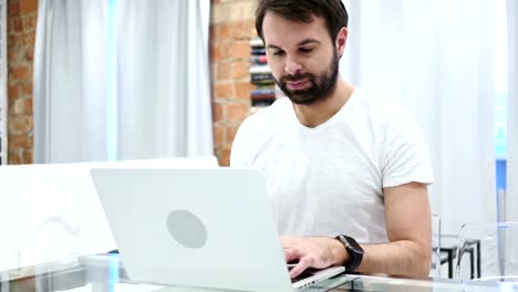 Joven-hombre-espera-en-el-trabajo,-viendo-la-hora-en-reloj-de-la-barba