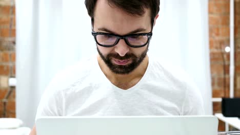 Portrait-of-Smiling-Positive-Bart-Mann-arbeitet-auf-Laptop