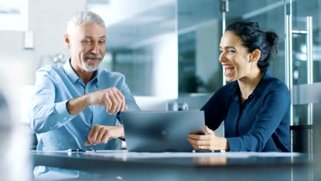 Ejecutivo-Senior-y-joven-mujer-Manager-trabajando-en-un-portátil-ganar-grandes-y-han-acertado-momento,-que-alta-cinco-mutuamente-y-son-felices.