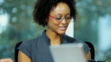 Afrikanische-amerikanische-Geschäftsfrau,-die-führende-Business-Meeting-im-Sitzungssaal