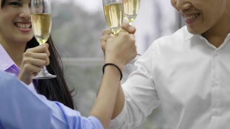 Asiatische-Geschäftsleute-feiern,-toasten,-Champagner-Gläser.