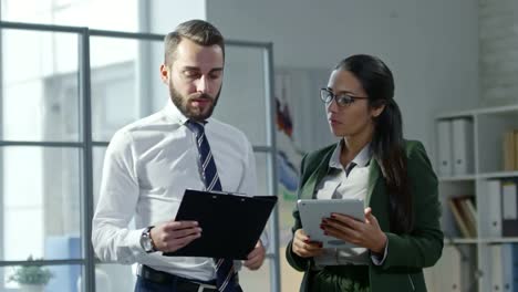 Arbeit-mit-Dokumenten-und-Tablet-Kollegen-im-Büro