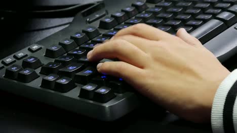 Manos-de-hombre-tocando-en-un-teclado-de-computadora-de-juegos-de-azar.