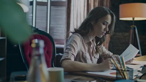 Beautiful-business-woman-working-in-office-at-evening.-Female-employee-working