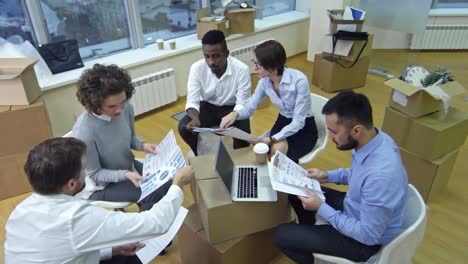 Happy-Business-Team-feiert-Umzug-in-neues-Büro-im-Meeting