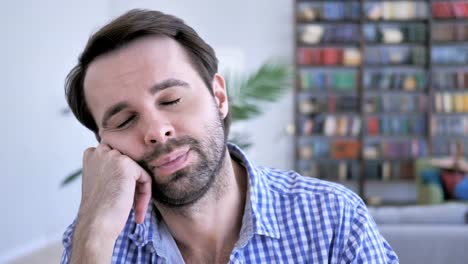 Dormir-cansado-Casual-barba-hombre-mientras-sentado-en-el-trabajo,-4k,-alta-calidad
