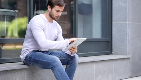 Business-Frau-mittels-Tablet-beim-Sitzen-draußen-Office,-Surfen-Online