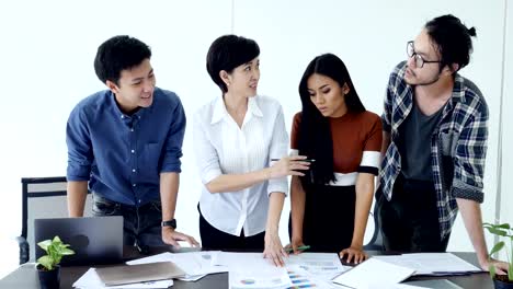 Business-Team-gemeinsam-ein-Treffen-im-Büro.-Menschen-Arbeitskonzept.