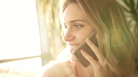 Schöne-Frau-sprechende-Telefon.-Porträt-des-sprechenden-Frau-Lächeln-im-Sonnenlicht