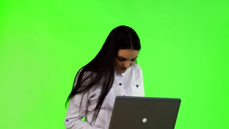 Young-businesswoman-having-an-idea,-while-working-on-a-computer