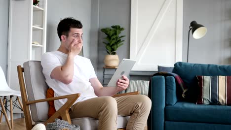 Hombre-sorprendido-en-asombro-mientras-usando-la-tableta