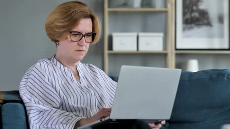 Alten-Senior-Woman-auf-Laptop