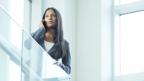 Asiatische-indische-geschäftsfrau-mit-Smartphone-im-Büro