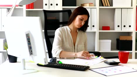 brunette-geschäftsfrau-hat-Spuren-in-Dokumente-in-office