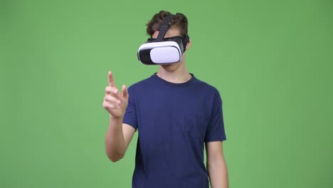 Joven-guapo-adolescente-con-casco-de-realidad-virtual