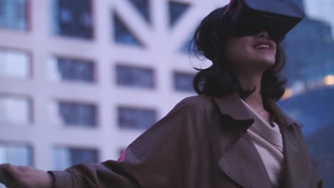 lenta-de-una-mujer-bastante-joven-asiático-con-VR,-casco-de-realidad-virtual-al-aire-libre-en-el-parque-de-la-ciudad