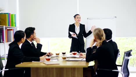 4K-Everyone-at-the-meeting-applauded-businesswoman--with-admiration