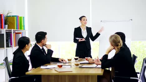 4K-con-joven-mujer-de-negocios-presente-en-la-sala-de-juntas