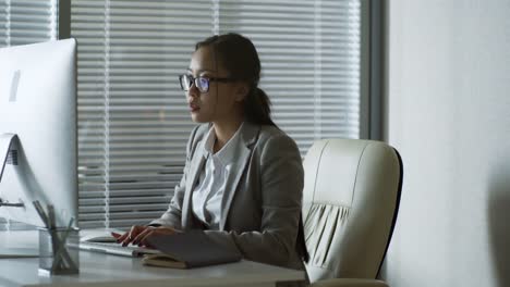 Mujer-escribiendo-correos-electrónicos-a-los-socios-comerciales