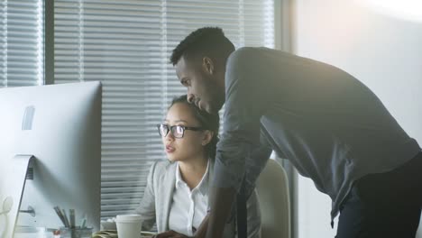 Multi-ethnischen-Kollegen-arbeiten-im-Büro