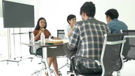 Gente-de-negocios-comer-pizza-es-tiempo-de-descanso-y-reunión-equipo-junto-para-proyecto-de-éxito.-Concepto-de-trabajo-en-equipo,-relax,-trabajo-creativo-y-compartir-la-idea.