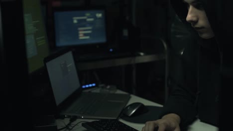 Hacker-que-conectan-con-sus-ordenadores-en-un-sótano-oscuro