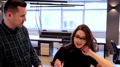 Woman-working-with-her-manager-in-the-office