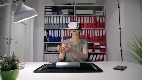 Frau-mit-virtual-Reality-simulator