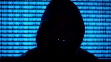 Hacker-arbeiten-am-Computer,-Hintergrund-blaue-digitale-Daten-Scrollen