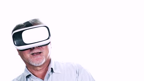 Alter-Mann-versucht-auf-VR-Kopf-gesetzt-isolierten-auf-weißen-Hintergrund.-Senior-asiatischen-Mann-Wiith-VR-Kopfhörer,-aufregend-aussehen.-Senior-Lifestyle-Konzept.