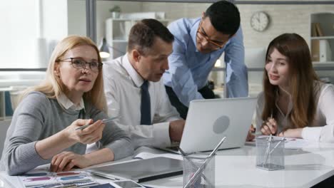 Mentores-profesionales-trabajando-con-los-empleados-jóvenes