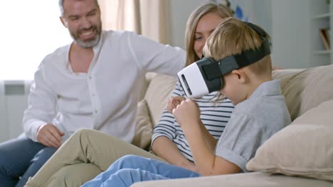 Eltern,-die-gerade-Sohn-VR-Spiel