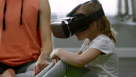 Mutter-und-Kind-tun-Yoga-in-VR-Brille